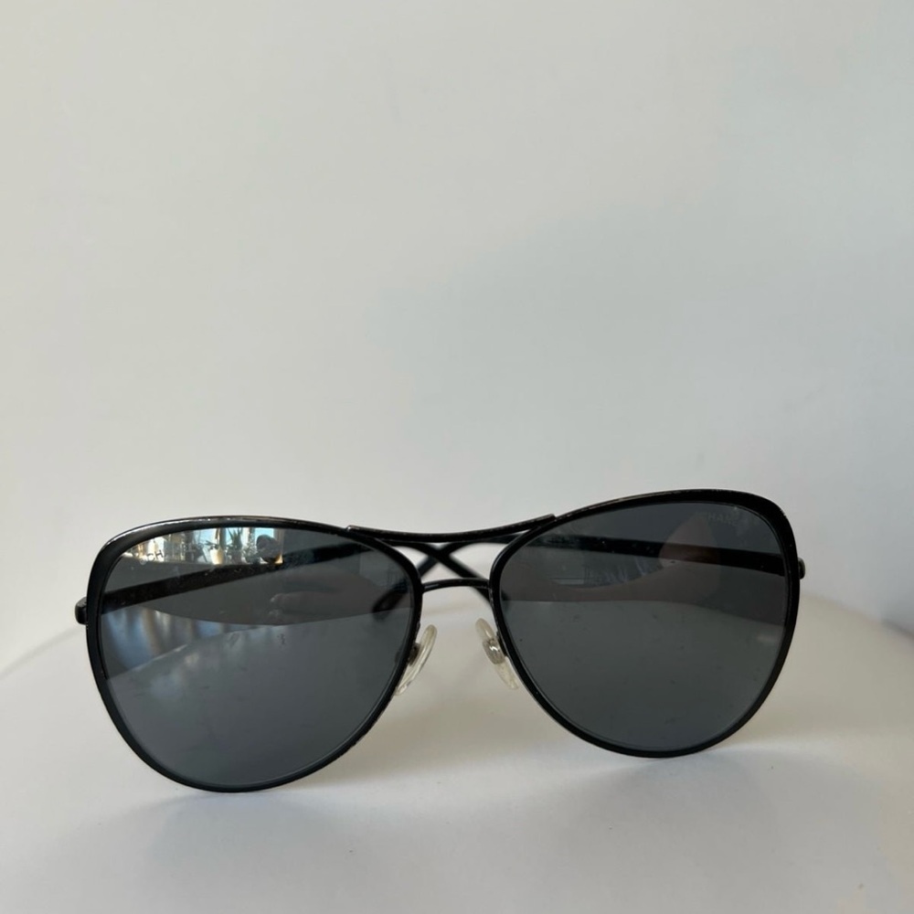 Sleek Black Sunglasses with Aviator Style and Metal Frame